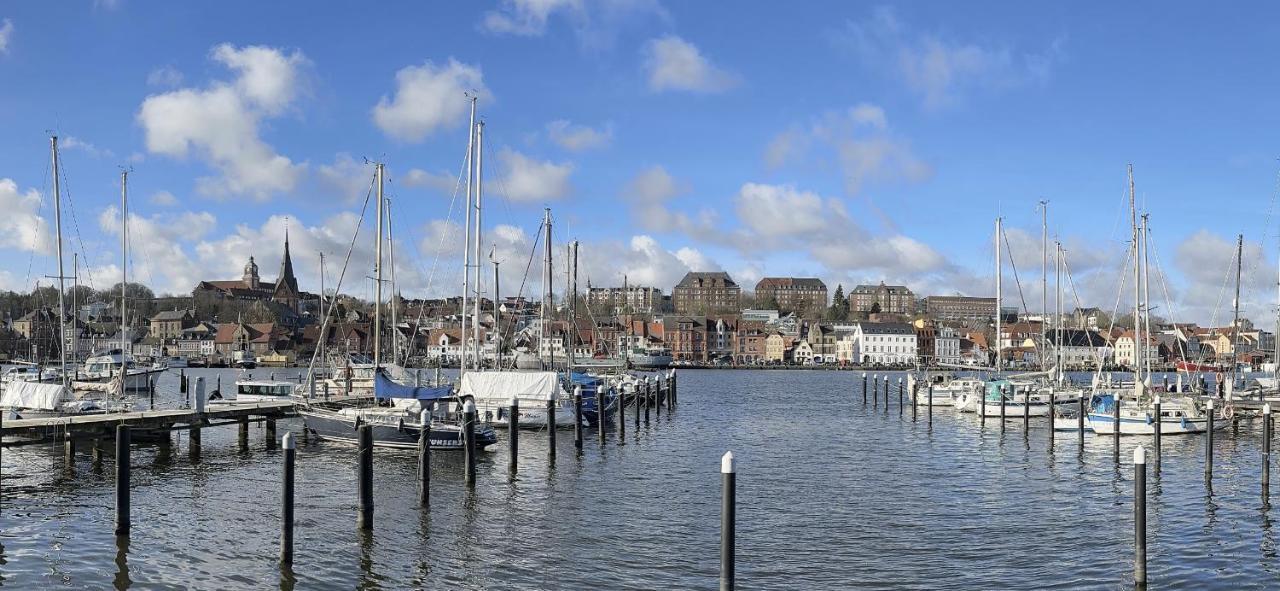 Am Kleinen Muehlenteich - Zentrale Ruhige Lage Mit Parkplatz Und Fahrraedern Apartment Flensburg Exterior photo